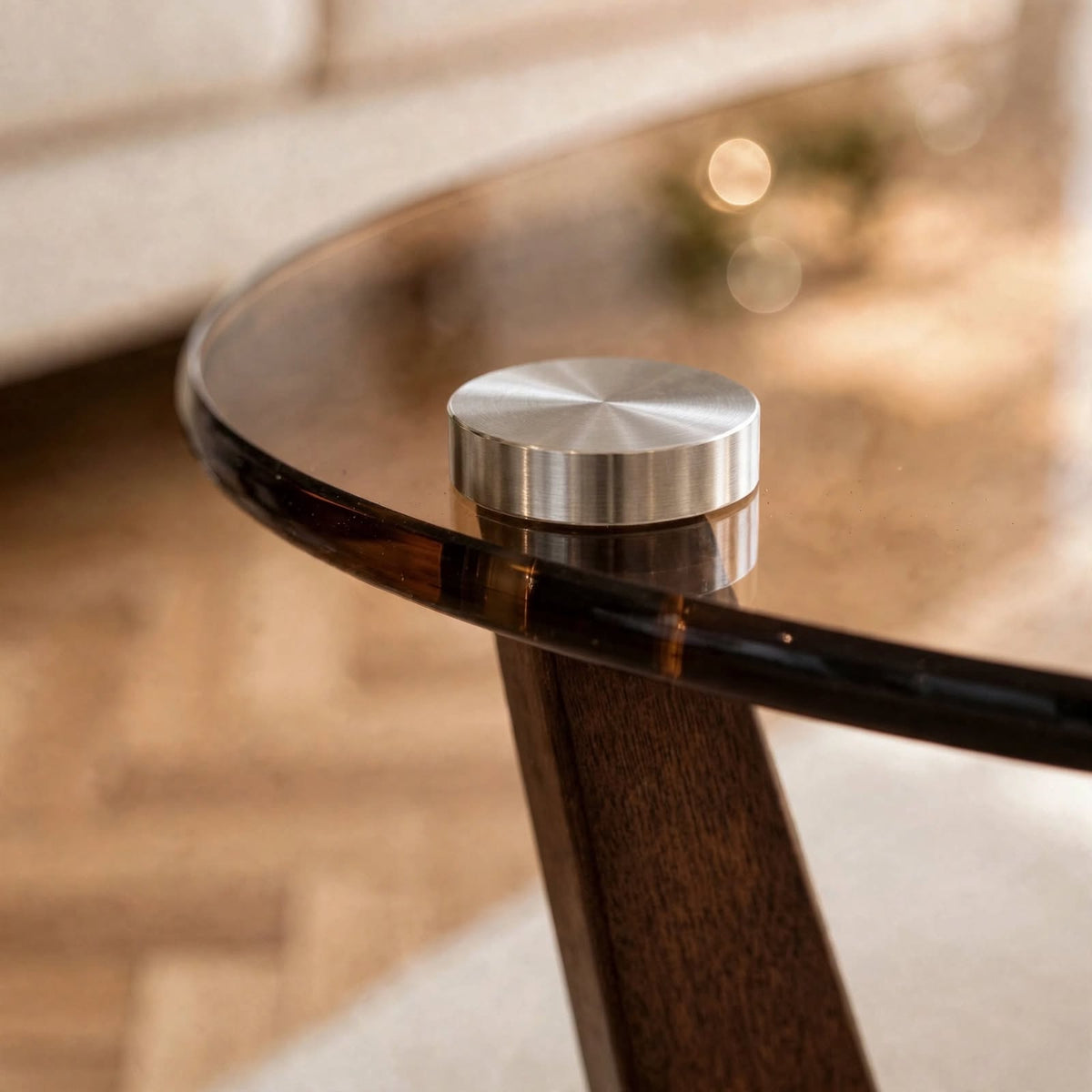 Table basse triangulaire en verre ambré