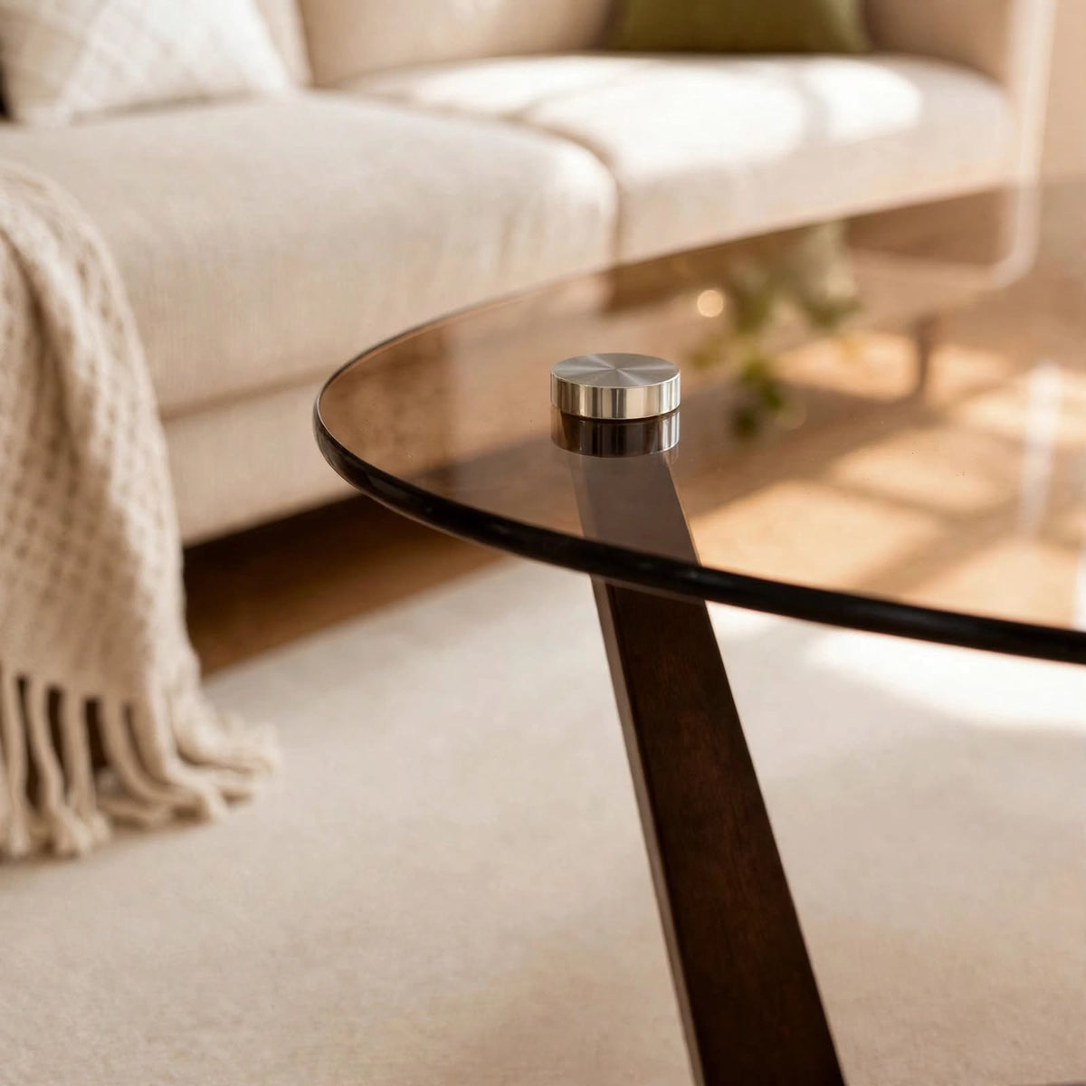 Table basse triangulaire en verre ambré
