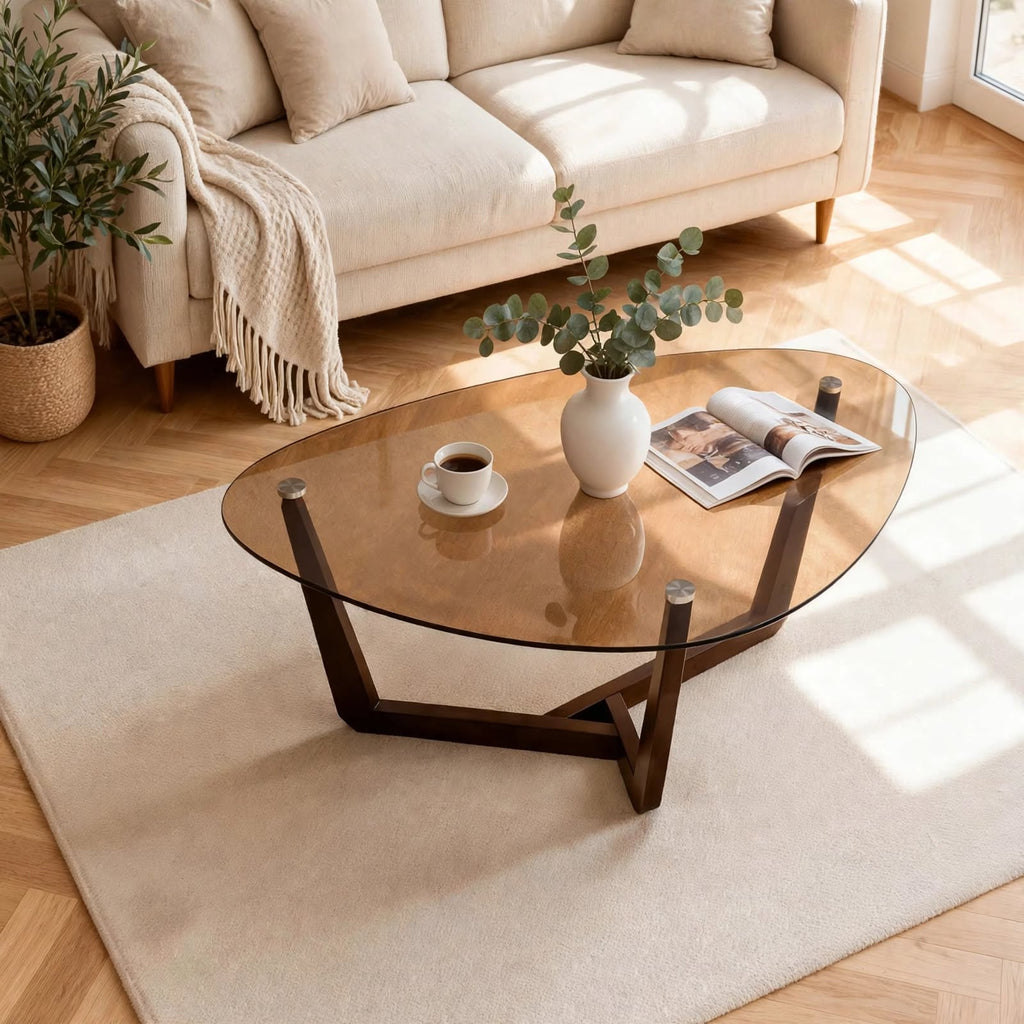 Table basse triangulaire en verre ambré