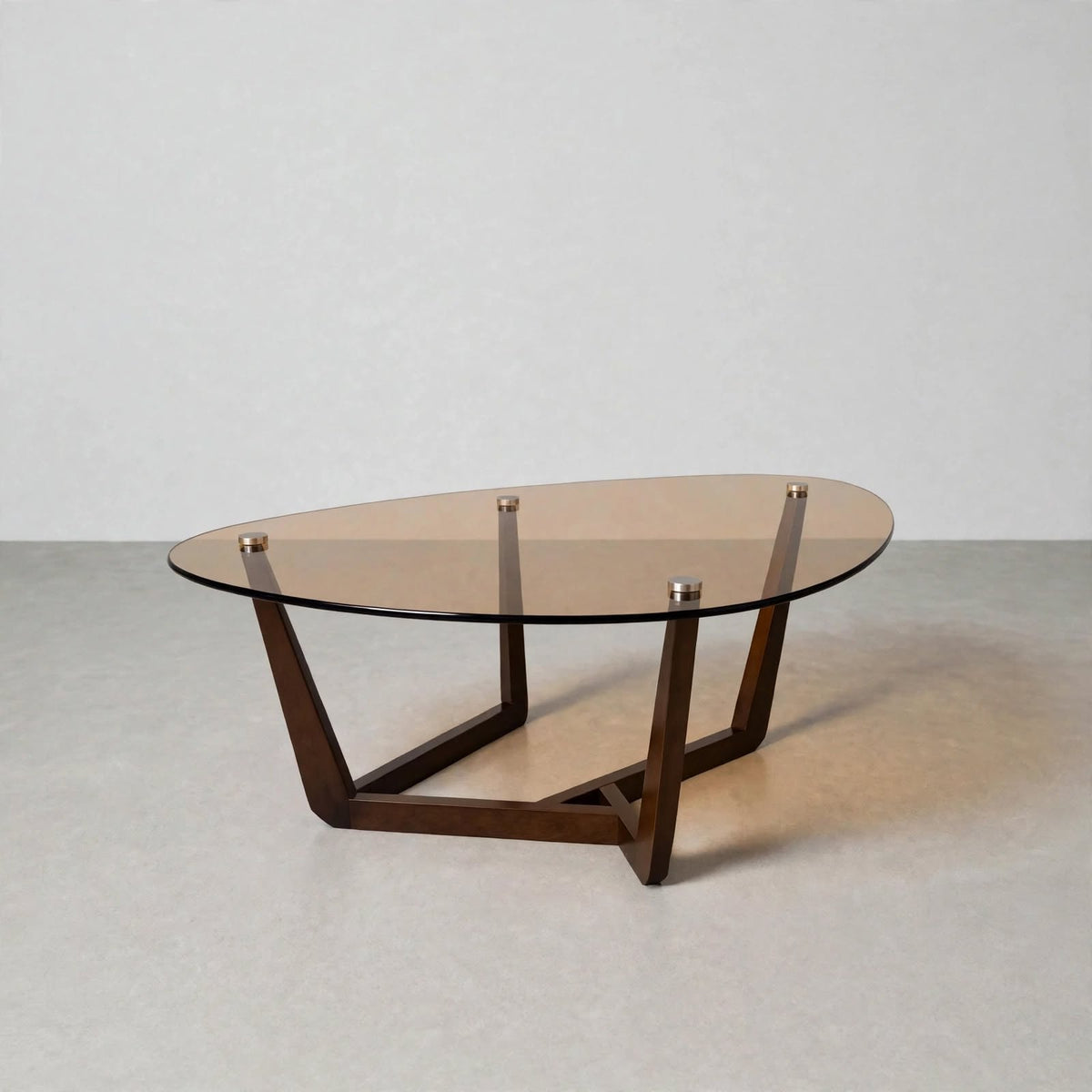 Table basse triangulaire en verre ambré